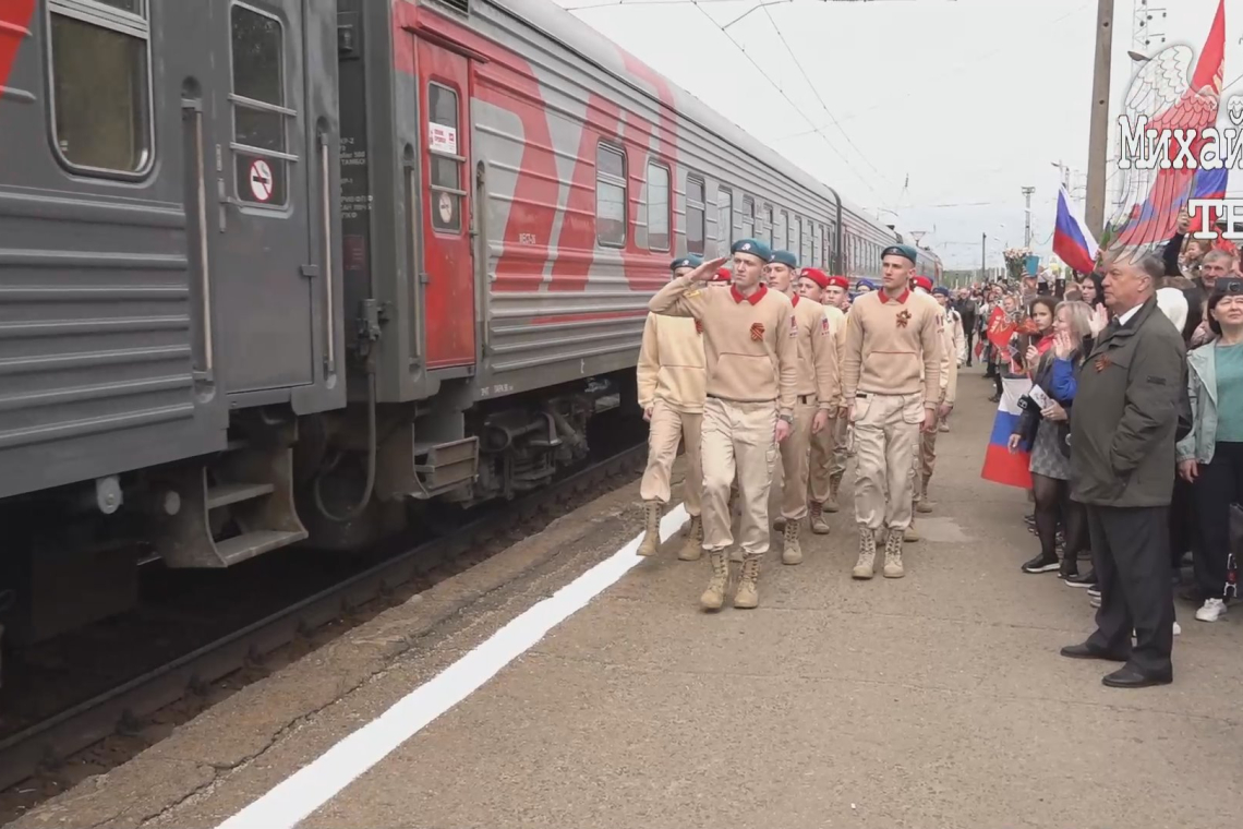 Праздничным утром 9 Мая поезд «Волгоград – Москва» на станции Михайлов встречал духовой оркестр