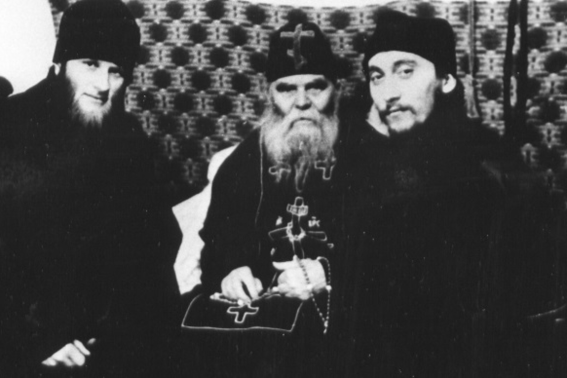  Дорога к святому не измеряется километрами.Она измеряется встречами, открытиями и переменами в сердце.  Этот фильм — хроника большой дороги, растянувшейся на три паломничества. От первого, почти случайного визита к могиле в Кисловодске, до осознанного путешествия по святым местам Кавказа, связанным с его жизнью. Через эти «записки из глубинки» мы идем к нему вместе. открывая его как живого наставника, чье слово и сегодня звучит так же громко, как полвека назад.